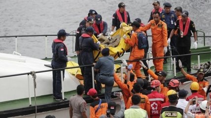 Крушение индонезийского Boeing-737: спасатели нашли тела десяти погибших