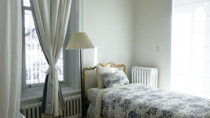 Обираємо штори в спальню кімнату: види, колір та цілі