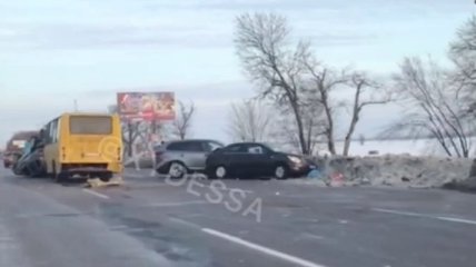 На трассе "Одесса-Киев" из-за погоды разбились сразу три авто и автобус (видео)