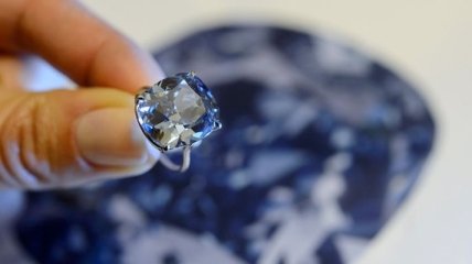 В Швейцарии за рекордную сумму продали бриллиант "Голубая луна" 