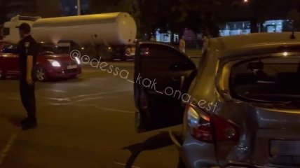 Лихач на BMW чуть не влетел в бензовоз и устроил лобовое столкновение на встречке в Одессе (видео)