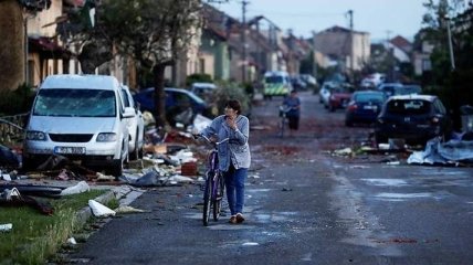 Появилось видео жутких последствий торнадо в Чехии: села оказались полностью разрушены