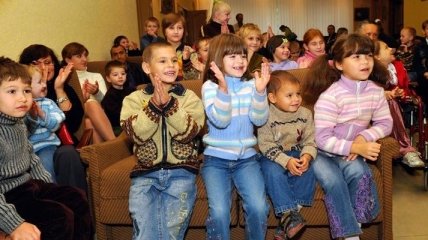 Иностранцы неохотно усыновляют украинских детей-сирот