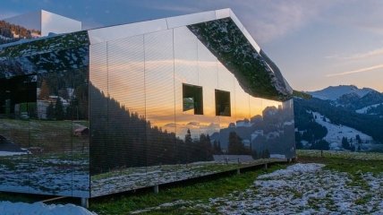 Будинок-дзеркало у Швейцарських Альпах вражає