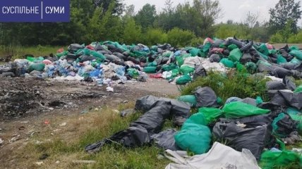 В Сумах под открытым небом обнаружили свалку особо опасных медицинских отходов (фото и видео)