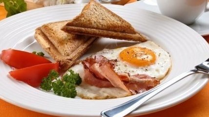 Диетологи рассказали, что плотный завтрак способствует похудению