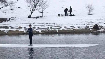 В Киеве подросток оказался на отколотой льдине посреди воды