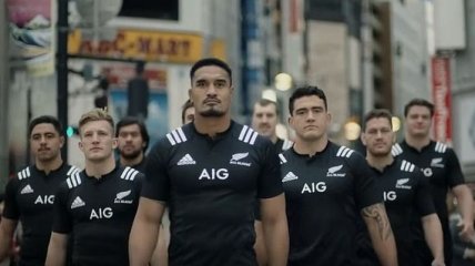 Шок для прохожих: как новозеландские регбисты отрабатывали захваты (Видео)