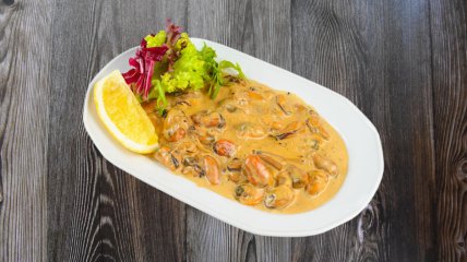 Мидии с овощами в сливочном соусе (видео)