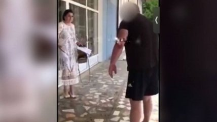 "Украла 4 года жизни": на Буковине мужчина облил преподавательницу фекалиями из-за диплома сына (видео)