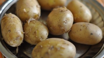 Як швидко приготувати картоплю "у мундирі"