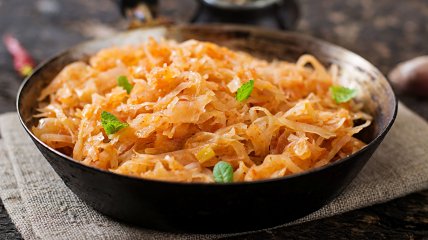 Тушеная капуста с яблоками