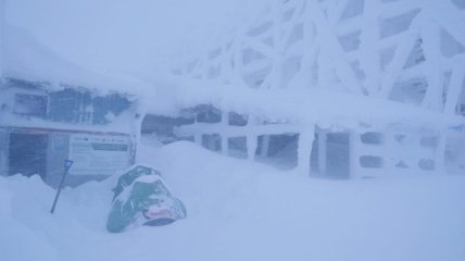 Снега выпало в полроста человека: в Карпатах сохраняется опасность схода лавин 