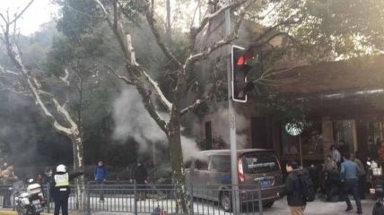 В Шанхае фургон въехал в толпу пешеходов, более десятка пострадавших