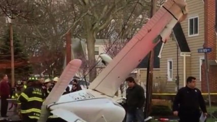 В Нью-Йорке самолет упал на жилой квартал