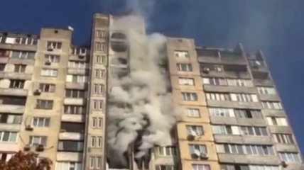 На Троєщині в Києві загорілася багатоповерхівка: відео пожежі