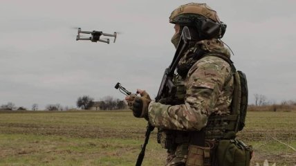 Український воїн із дроном
