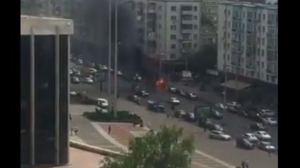 В центре столицы на дороге загорелось и взорвалось авто