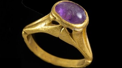 Перстень з дорогоцінним фіолетовим аметистом.