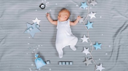 Чому дитина не "спить, як немовля"? Про очікування батьків та реальність