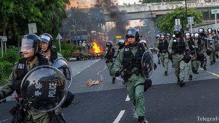 В Гонконге полицейские штурмовали университет с протестующими
