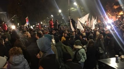 "Вместе против одного": протестующие Грузии вернулись под стены парламента (фото и видео)
