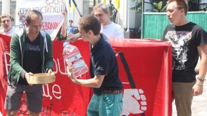 Под Верховной Радой активисты предлагали попить воды из решета