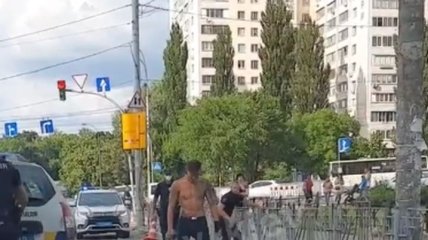 В Киеве неадекват с ножом набросился на полицейских, но получил бревном и оказался в наручниках (видео)