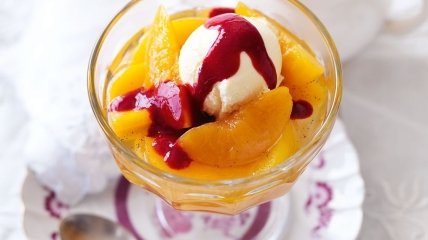 "Персик Мельба" — десерт з морозивом, ягодами та фруктами