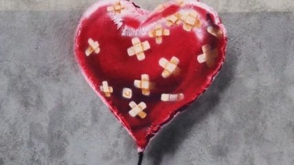 Скандальний художник графіті Бенксі, привітав усіх закоханих з Днем Валентина (Фото)