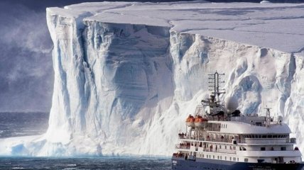 Гигантская ледышка: В сторону Атлантики движется айсберг размером с семь Киевов
