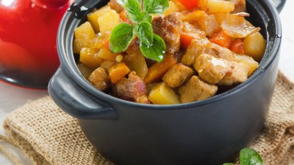 Вершкова картопля з куркою в горщиках, неначе з печі: новорічна класика для всієї родини (відео)