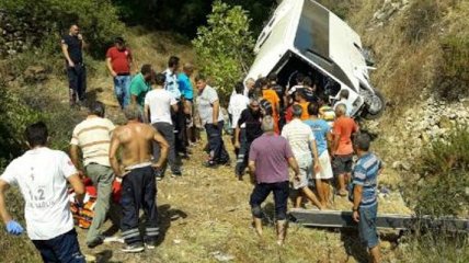 В Турции туристический автобус упал в пропасть: 4 погибших, 27 травмированных