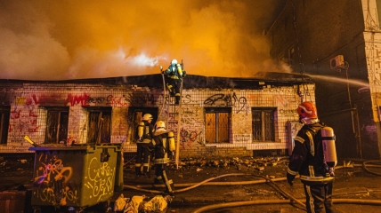 Огонь охватил здание площадью около 400 квадратных метров