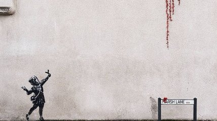 Дівчина, що стріляє з рогатки: Бенксі створив нове графіті в Брістолі (Фото)