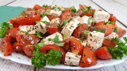 Салат с помидорами и сыром