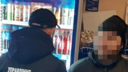 Во Львове вооруженный мужчина совершил нападение на магазин (Фото)