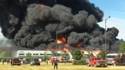 Пожар уничтожает химический завод в США: есть угроза экологической катастрофы (фото, видео)