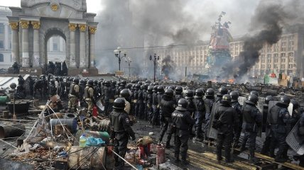 Граница силовиков на Майдане Незалежности при попытке силового разгона Евромайдана, 19 февраля 2014 года