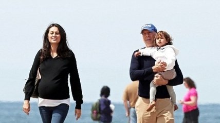 Брюс Уиллис с дочкой и беременной женой на пляже (ФОТО)