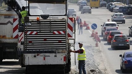 Премьер обещает выделить втрое больше денег на ремонт дорог