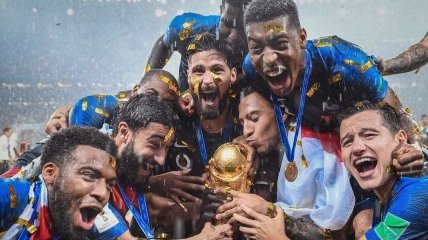 Сборная Франции празднует победу на чемпионате мира
