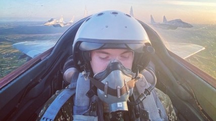 Міг катапультуватися: дружина розповіла про життя та подвиг пілота МіГ-29 Тараса Редькіна