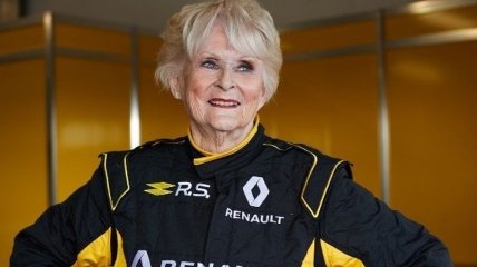79-летняя старушка протестировала болид Формулы-1 