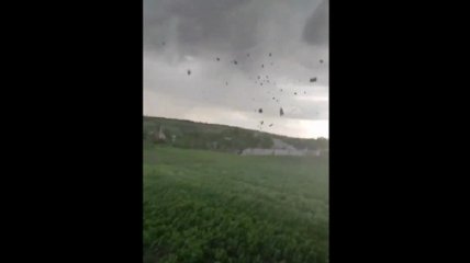 Мощный смерч порушил около десятка домов в украинском селе (видео)