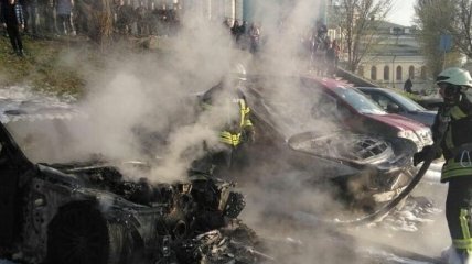 В Киеве неизвестный в балаклаве сжег два автомобиля