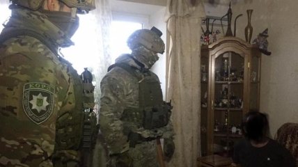 Полицейские в Киеве выломали дверь и спасли женщину от ее сына
