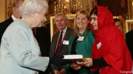 Малала Юсуфзай прогуляла школу ради встречи с королевой Елизаветой