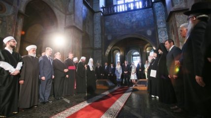 Высшее руководство Украины приняло участие в молитве за страну