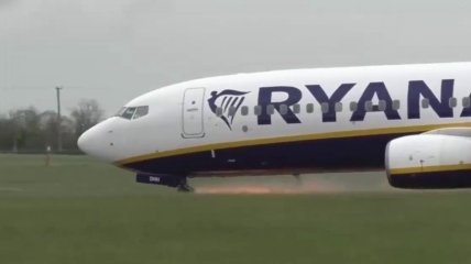 Кадр посадки літака Ryanair